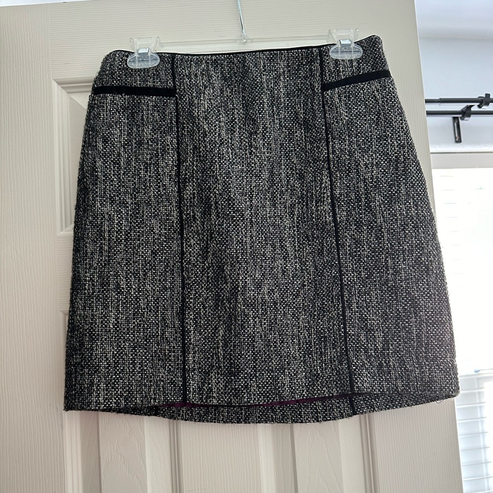 White House Black Market size 2 black and white pencil skirt
